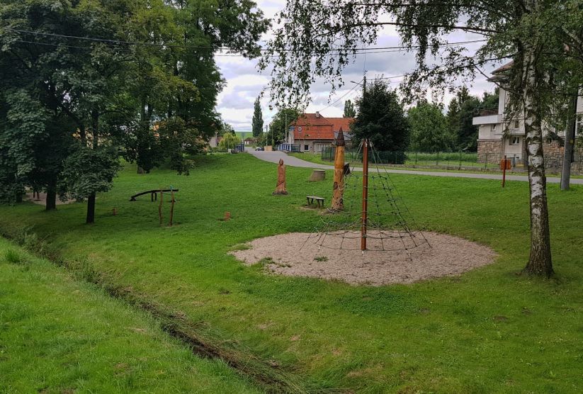Dětské hřiště (u zámku) v Kuníně